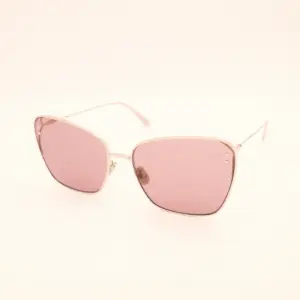 Roze oversized cat-eye zonnebril met goudkleurig montuur op lichte achtergrond