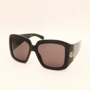 Gucci zwarte oversized zonnebril met vierkante glazen en gouden GG-logo