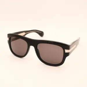 Zwarte wayfarer zonnebril met gouden details en grijze glazen