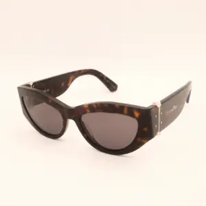 Christian Dior cat-eye zonnebril met bruine schildpadmontuur en brede poten