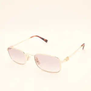 Goudkleurige metalen bril met lichtroze glazen en schildpad acetatentips