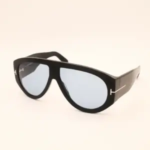 Zwarte designer zonnebril met oversized aviator montuur en lichtblauwe glazen